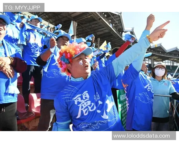 姚明在赛场上疯狂庆祝的瞬间引发全场热烈反响，球迷们欢呼不已